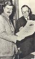 Gerben Willem Abma aka Daniel Daan neemt de Gysbert Japicx Prijs in ontvangst van Commissaris der Koningin Hedzer Rijpstra  in 1973