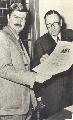 Gerben Willem Abma aka Daniel Daan neemt de Gysbert Japicx Prijs in ontvangst van Commissaris der Koningin Hedzer Rijpstra in 1973