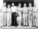 Cobi Schreijer met de Novelty Sisters 1947 Indonesie,v.l.n.r. Carole Suzan,Max Tailleur,Cobi Shreijer,Riek Hulsebos en helemaal rechts Dick Poons