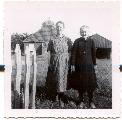 Geeske de Jonge at the left (married Huite Frankes Luinenburg) and their daughter Annigje Luinenburg in Wyckel at their house in the Munnikleane 1