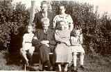 Jacob Frankes Luinenburg and his wife Saeske de Boer with their son Franke Jacobs Luinenburg and their grandkids Gretje en Geeske Luinenburg