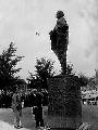 Koningin Juliana onthuld het standbeeld van Gysbert Japicx Holkema in 1966