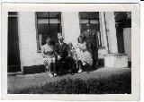 From left to right Roelofke Zandstra,Albertus Holkema,Anny Holkema,Hiltje Brouwer en Sake Holkema