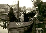 De achterkant van de smederij van Albertus en Sake Holkema in 1940. De boot van Andies Visser (Wk12) en zijn zoon Klaas Visser in reparatie ,Sylspead te Workum
