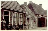 De smederij  rechts van Sake Holkema aan het Syslpaed te Wokum naast de winkel NGV naar goede voeding van Auke Venema 1956