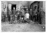 Meine Meinesz (rechts) met personeel van de olieslagerij de Volharding te Balk