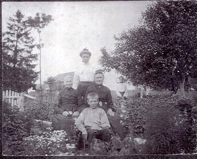 Gryt (Margaret) Jans Symensma with her family