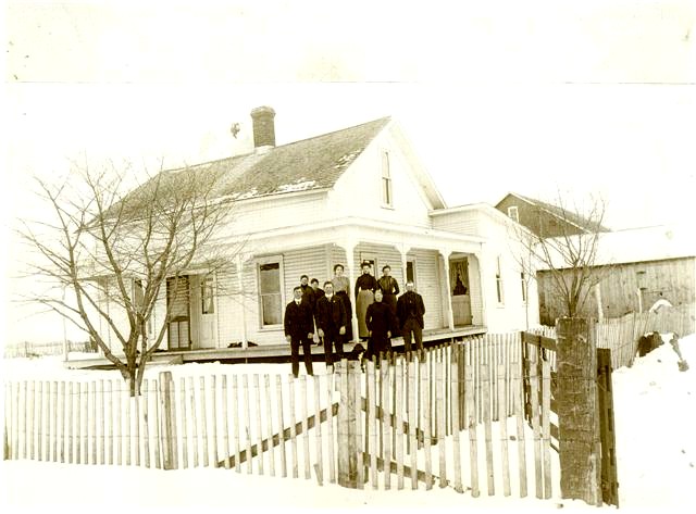 Paulus Klazes Duisterhout
and Martje Jans Symensma with their family Milford Indiana