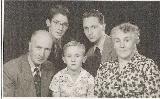 Sjoerd de Vries en Anna Holkema met hun kinderen linksboven Sjoerd rechtsboven Gerrit Alle en Trienco